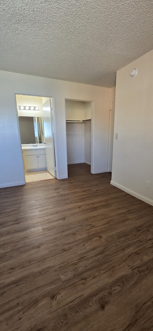 Building Photo - 1445 W 227th St