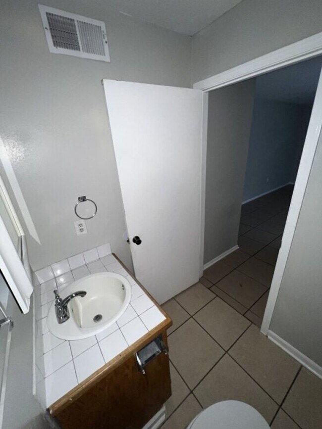 Building Photo - Weston St.