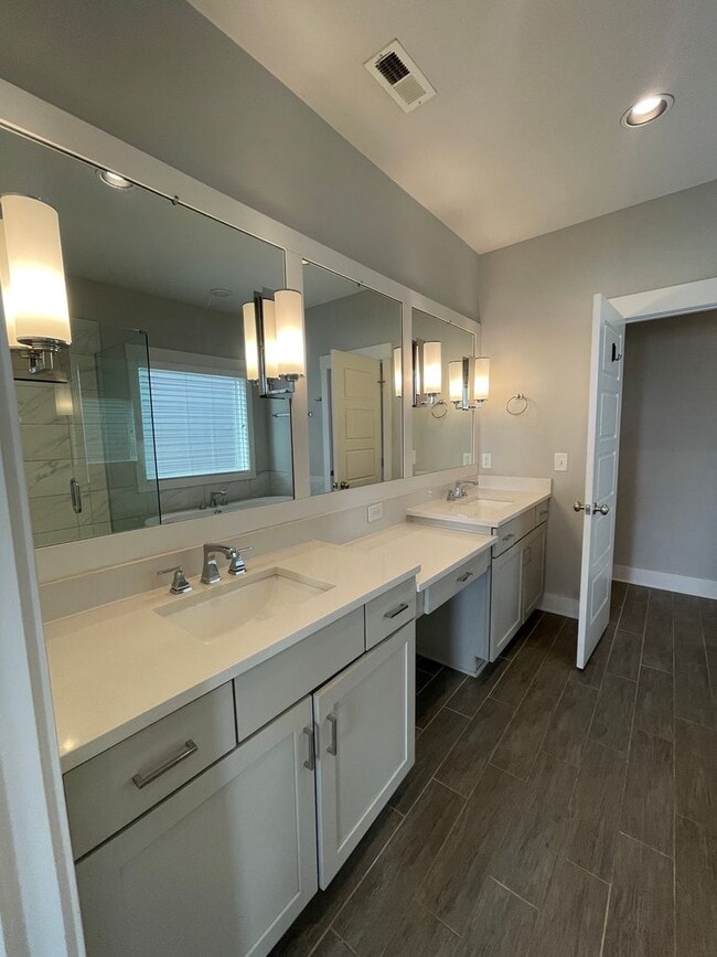 Building Photo - 1104A W Grove Ave