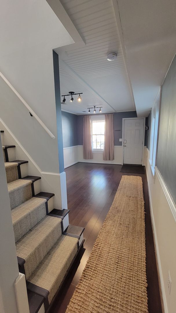 Building Photo - Beautifully Maintained Townhome in Downtow...
