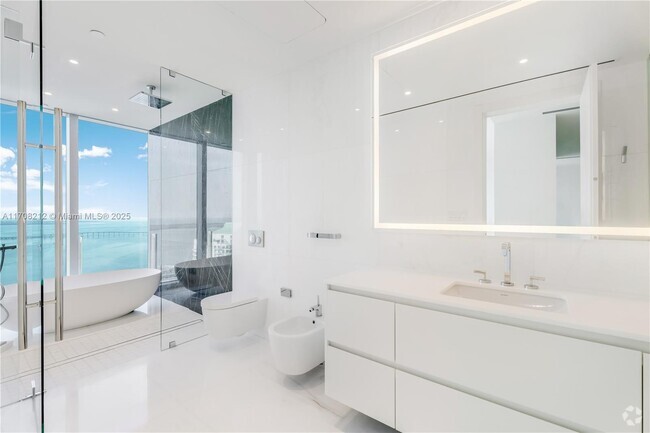 Building Photo - 300 Biscayne Boulevard Way