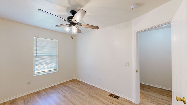 Building Photo - Cozy Townhouse NO CARPET DOWNSTAIRS by FORT HOOD!