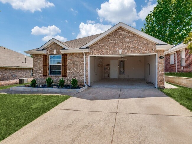 Building Photo - 1305 Greenbriar Ln