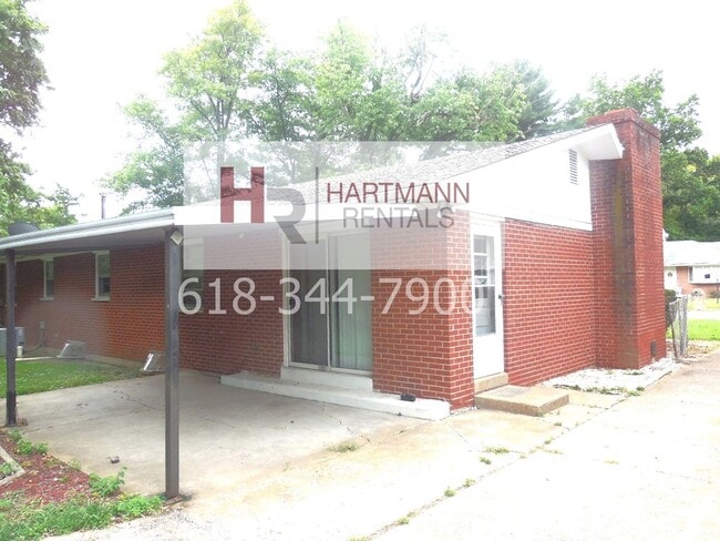 Building Photo - Three Bedroom 2 Bath Brick Home with 2 Car Garage!!