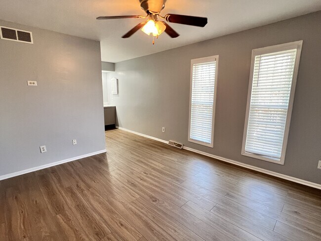 Building Photo - 303 E Montcastle Dr