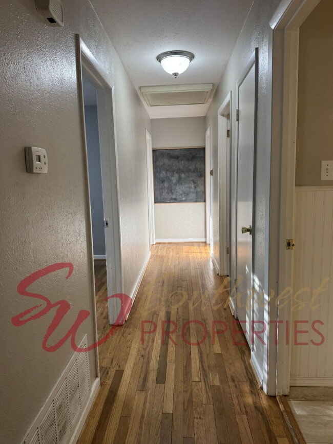 Building Photo - 3 bedroom  1 1/2 baths featuring large bedrooms and fenced yard!