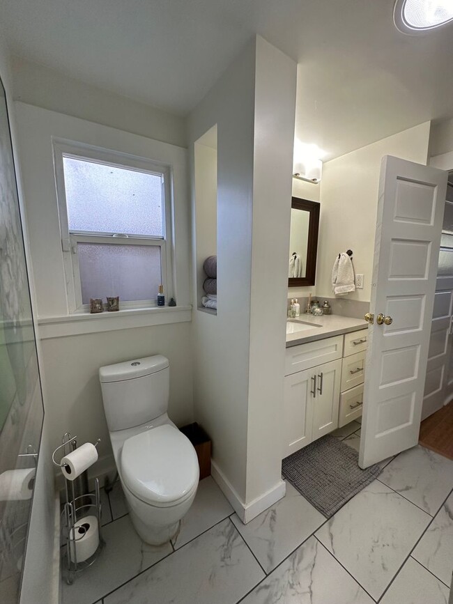 Building Photo - Secluded 2+1 close to Paramount Studios, H...