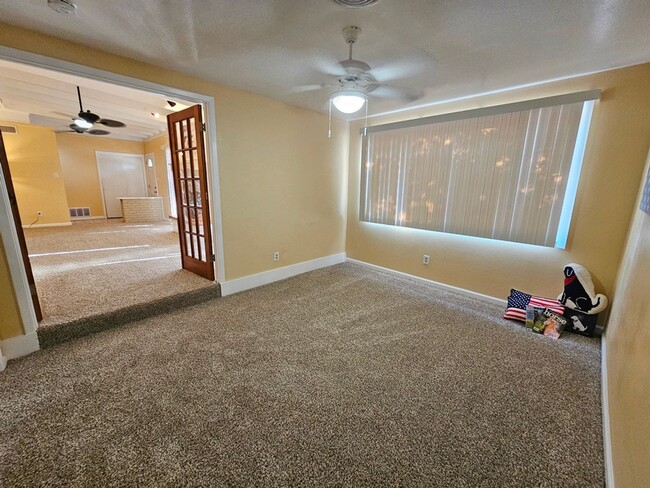 Building Photo - Large Remodeled 4 Bedroom / 2 Bath Home Re...