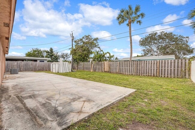 Building Photo - 4389 Bellewood St