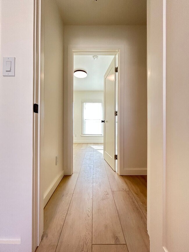Building Photo - 3 Bed/1 Bath - Downtown Santa Barbara