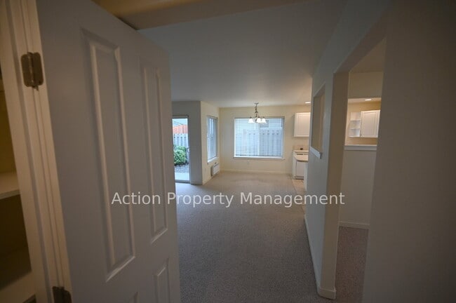 Building Photo - 2 bed, 2 bath, 1 car garage in a 4-plex, in Sequim