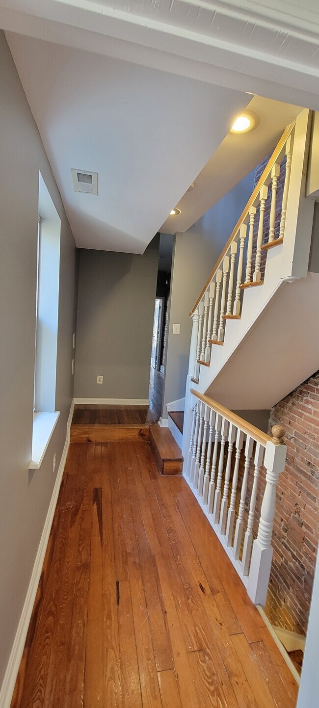 Building Photo - 926 S Hanover St