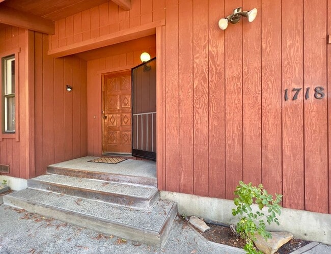 Building Photo - Spacious Three Bedroom Calistoga Home