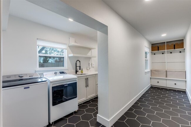 Building Photo - 2209 Fair Oaks Dr