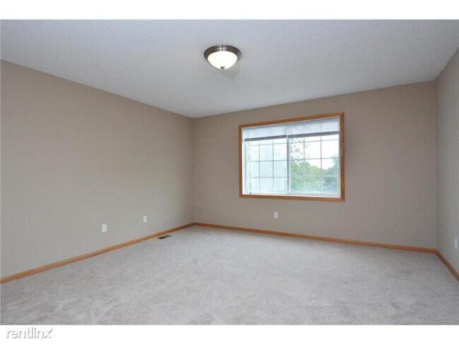 Building Photo - 3 br, 3 bath Townhome - 191 Larpenteur Ave E