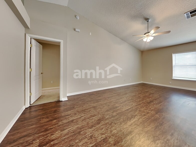 Building Photo - 10235 Meadow Pointe Dr