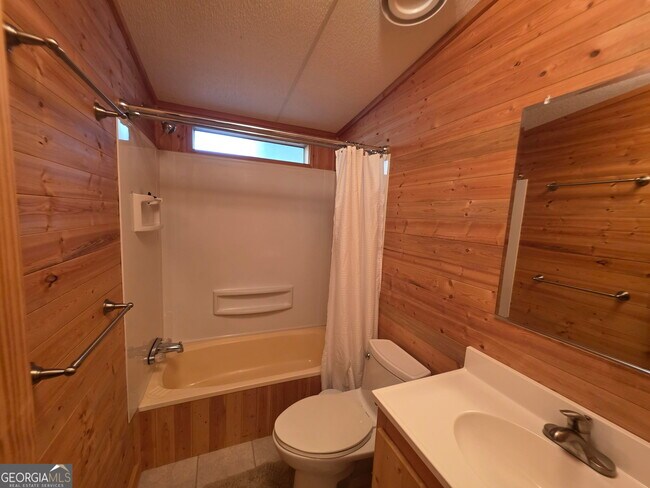 Building Photo - 2832 N Holcomb Dr