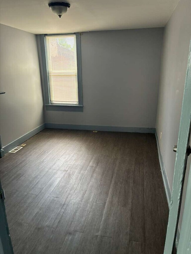 Building Photo - 2832 Parkwood Ave