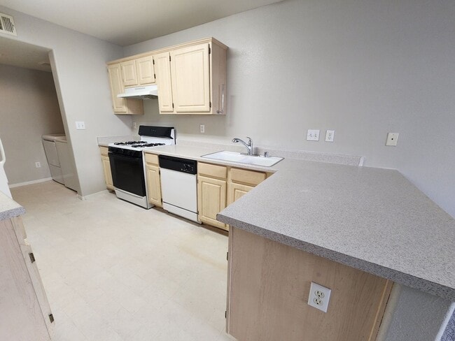 Building Photo - Beautiful townhouse in Silverado Ranch