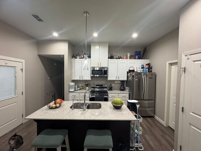Building Photo - 504 Graneros Ave