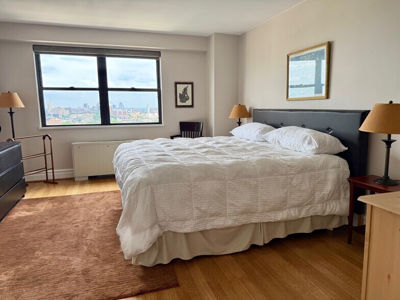Master Bedroom, with king-sized bed - 4466 W Pine Blvd