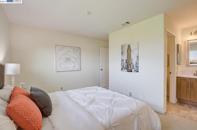 Building Photo - Bright 3 Bedroom Townhome in Newark