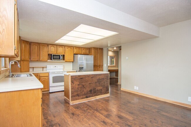 Building Photo - 92 N 2300 W