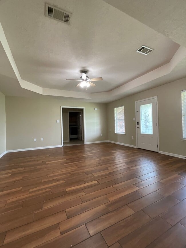 Building Photo - 105 Mayhaw St