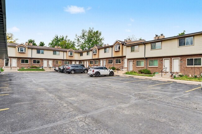 Building Photo - 2 Bedroom Townhome is Wheat Ridge!