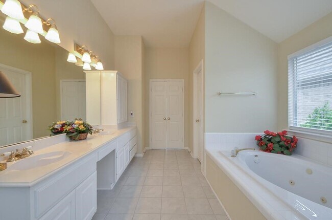 Building Photo - 20735 Fawnbrook Ct