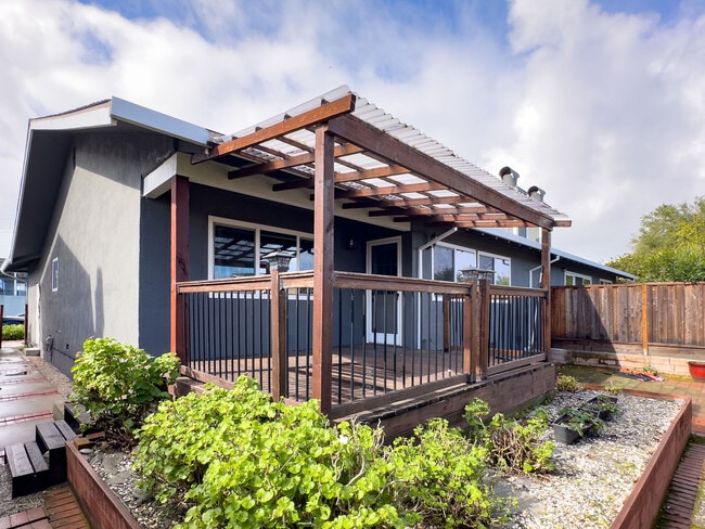 Building Photo - 685 Comet Dr