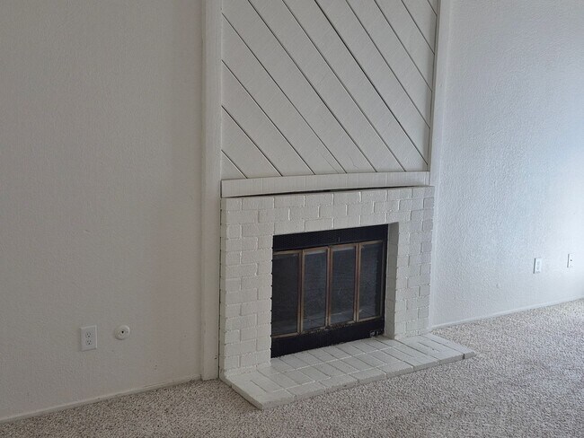 Building Photo - Two Bedroom Unit in HOA with Pool