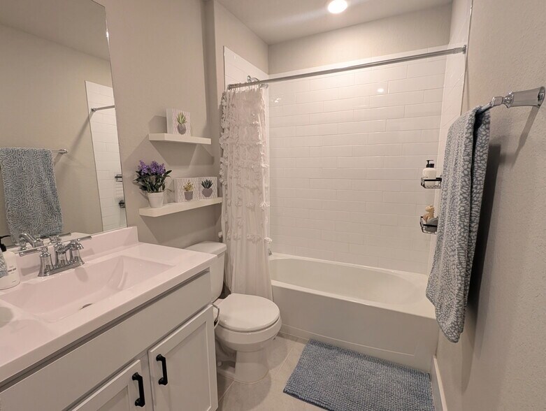 Building Photo - 5627 Jewel Curv