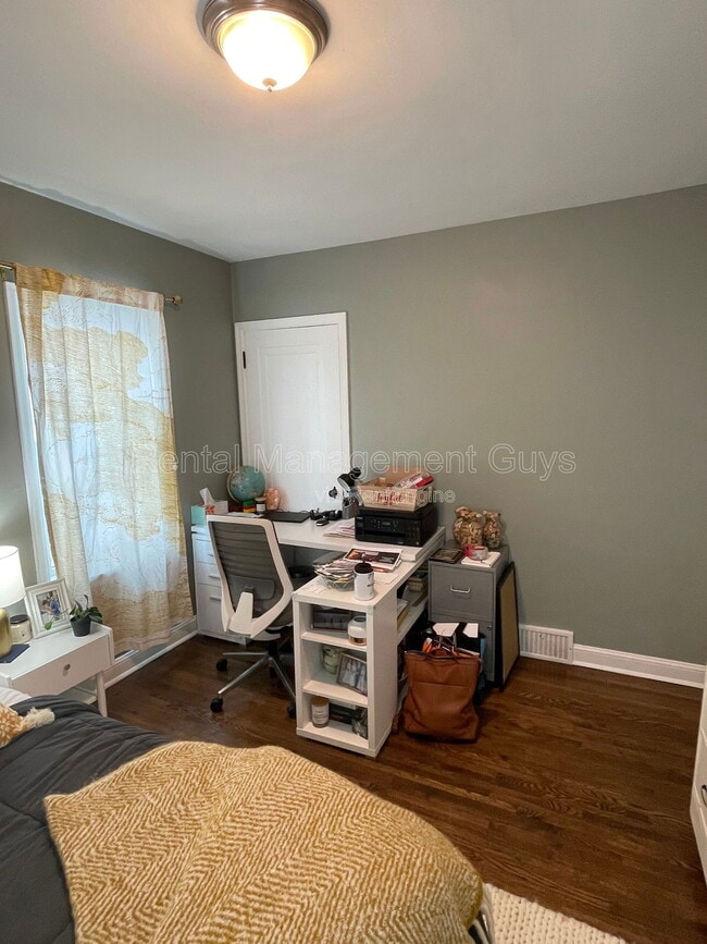 Building Photo - 4119 N Sheridan Ave