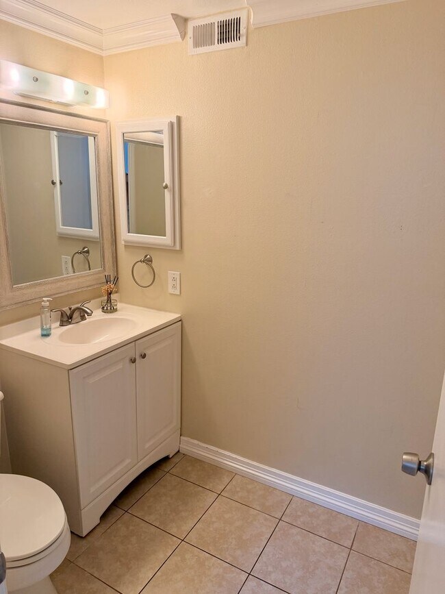 Building Photo - Stylish 2BR Condo in Desirable Community with Pool & Spa