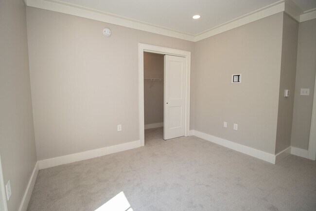 Building Photo - Historic Elegance Meets Modern Luxury – 2 Bed / 2 Bath Apartment in Downtown Columbia