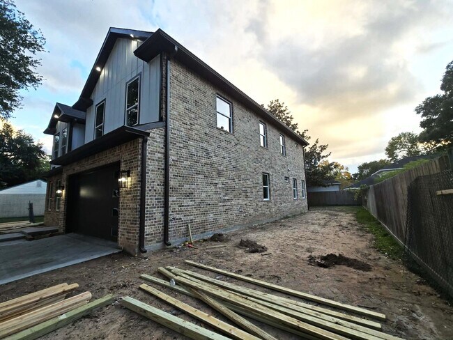 Building Photo - 14811 Wallach Dr