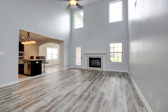 Building Photo - mega Huge wow. 4 bed 3 bath.
