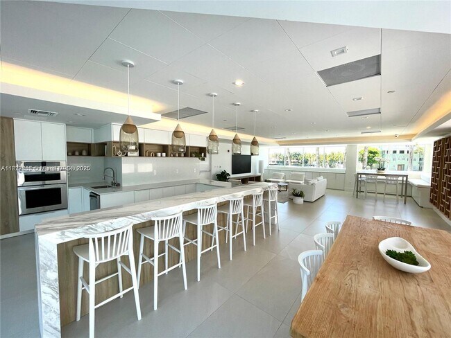 Building Photo - 5900 Collins Ave