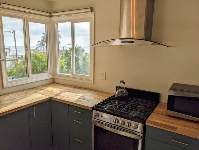 Kitchen Corner windows - 308 Seaview St