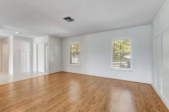 Building Photo - ** LAKEWOOD ** 3 BED / 2 BATH / GARAGE - SINGLE FAMILY HOME - GREAT LOCATION! - PET OK - ANNUAL R...