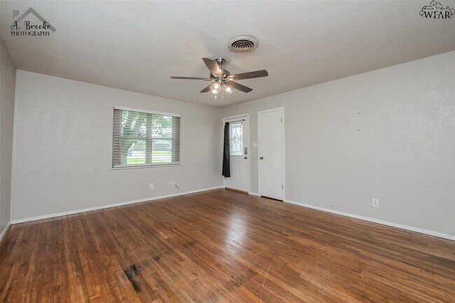 Building Photo - 1508 N Victoria Ave