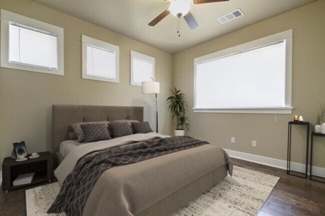 Building Photo - UT PRE-LEASE: Wood Floors, North Campus, Large Living Space, 2011 Construction, Custom High End K...