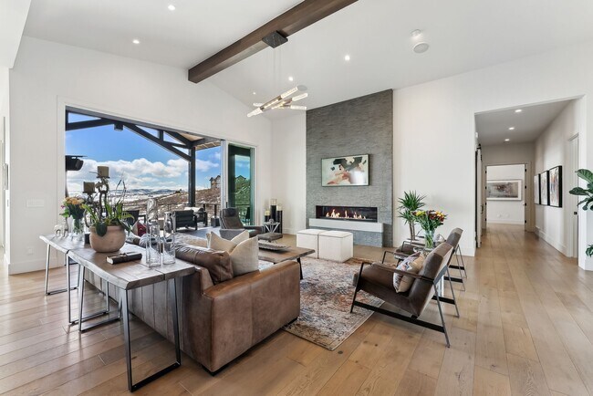 Building Photo - 3450 Ridgeway Dr