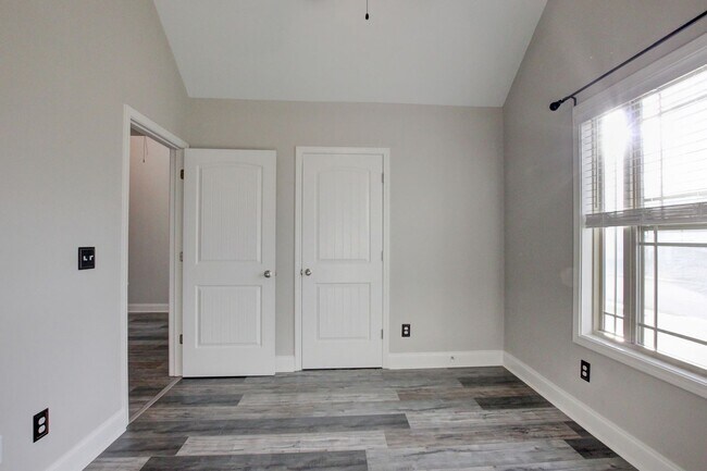 Building Photo - Sharp 3bed 2 ba.  upgrades throughout.