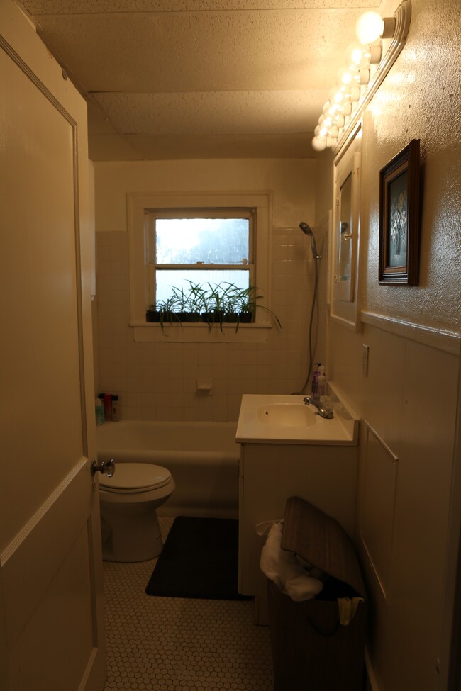 1 Bathroom - 1539 Westheimer Rd