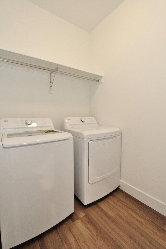 Building Photo - Immaculate Single-Level Home