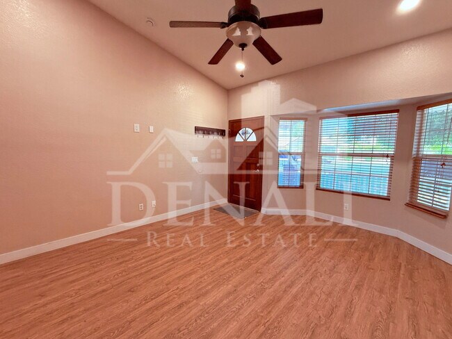 Building Photo - 306 E Houston Ave