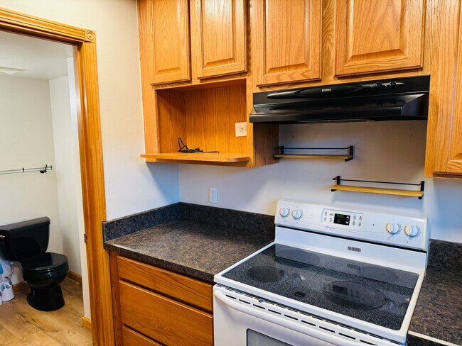 Building Photo - January HALF OFF! West End Townhome with Deck, Central AC and community pool