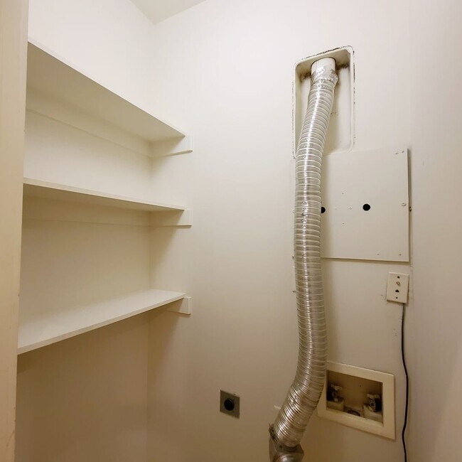 Building Photo - Spacious 3-Story Townhouse With Rooftop De...